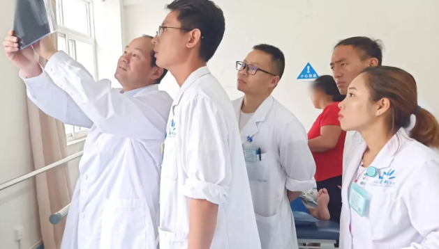 云南省康復(fù)三級體系項(xiàng)目中心葉斌團(tuán)隊(duì)到保山安利醫(yī)院進(jìn)行學(xué)科建設(shè)、業(yè)務(wù)指導(dǎo)及板橋中心衛(wèi)生院示范單位評審驗(yàn)收并授牌