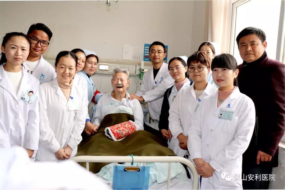 97歲八路老戰(zhàn)士身患多種疾病，常年住院視醫(yī)院為家，醫(yī)護(hù)為親人