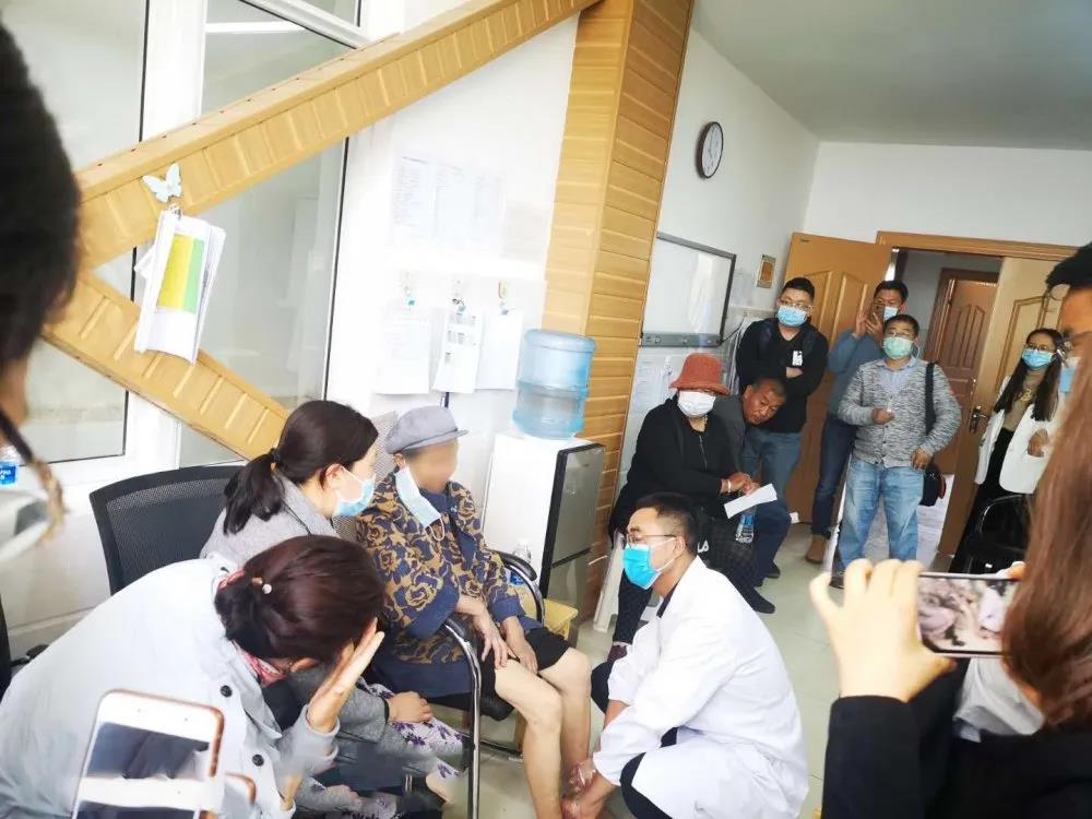 保山安利醫(yī)院糖尿病足專家到麗江古城區(qū)人民醫(yī)院進行內分泌學術交流及糖尿病足現(xiàn)場診療指導