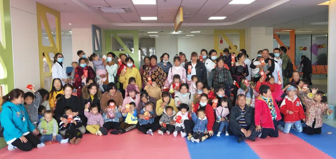 “大手牽小手”康復兒童喜迎元旦！