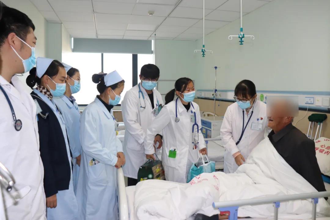 【保山安利醫(yī)院】寒冬雖冷，但爺爺?shù)男氖桥模缫寻厌t(yī)院當(dāng)家醫(yī)護(hù)當(dāng)親人！