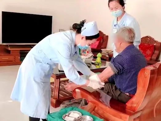 【保山安利醫(yī)院】82歲爺爺與老伴居家，在院手術(shù)后換藥不便，居家護(hù)理上門服務(wù)解難題
