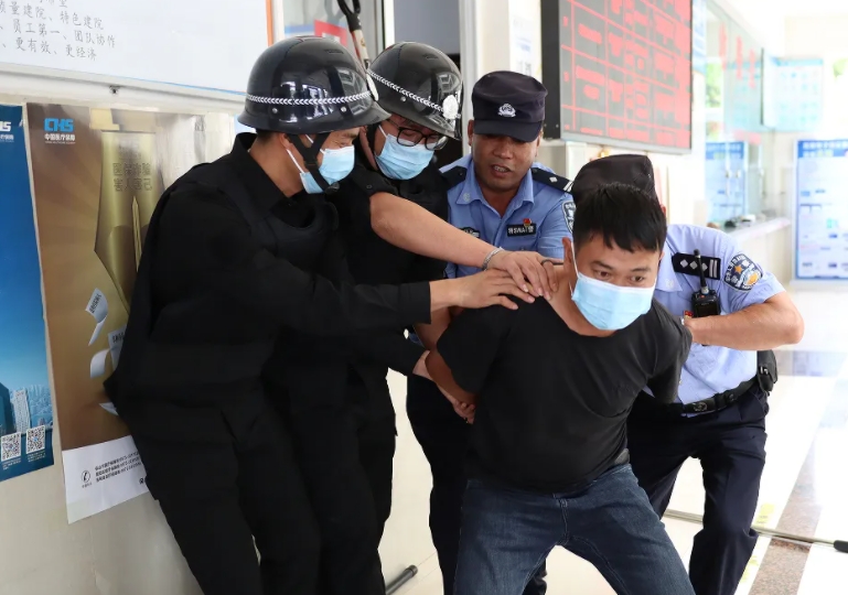 警醫(yī)聯(lián)動(dòng)丨反恐防暴應(yīng)急演練，筑牢醫(yī)院安全防線