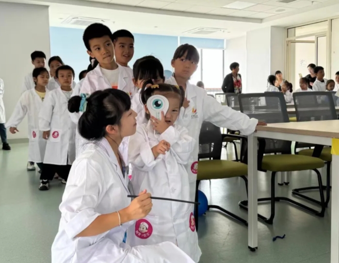 探索“視”界奧秘，呵護(hù)心靈之窗——“小小眼科醫(yī)生”活動(dòng)圓滿舉辦