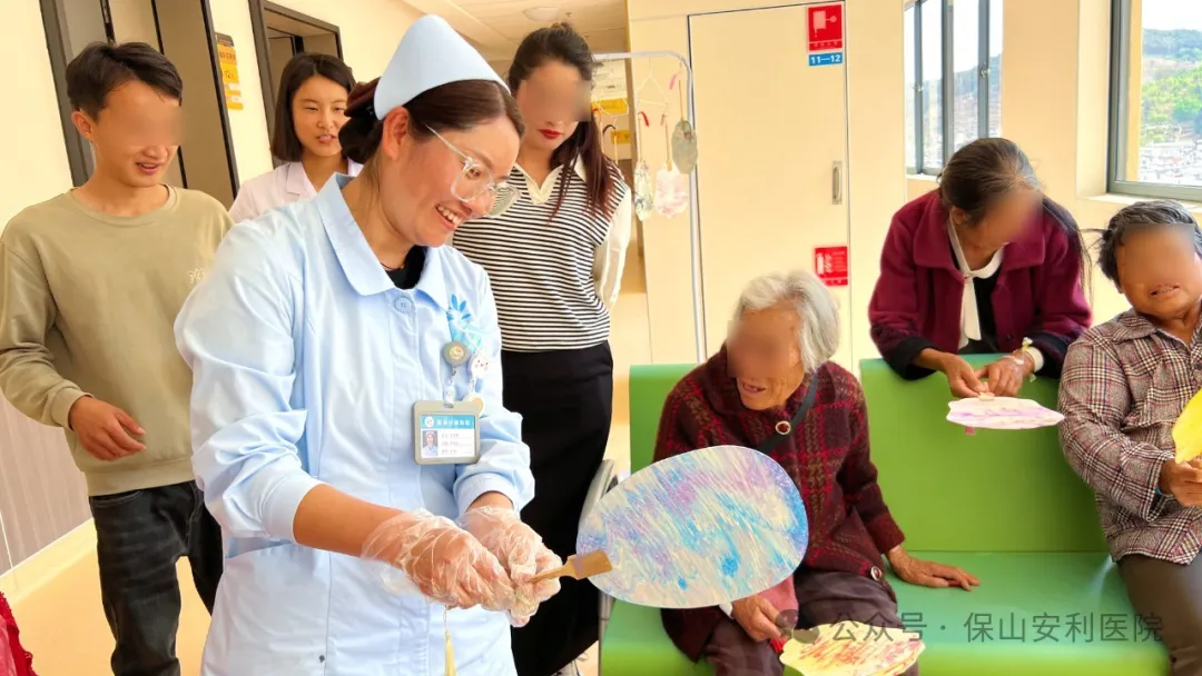 保山安利醫(yī)院腫瘤科開展“漆扇寄溫情，科學(xué)防癌護(hù)健康”主題活動(dòng)